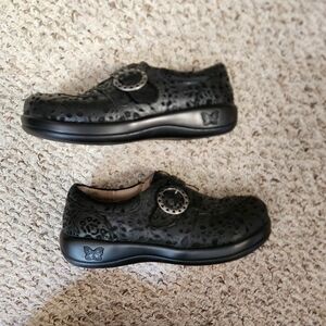 Alegria slip on clogs